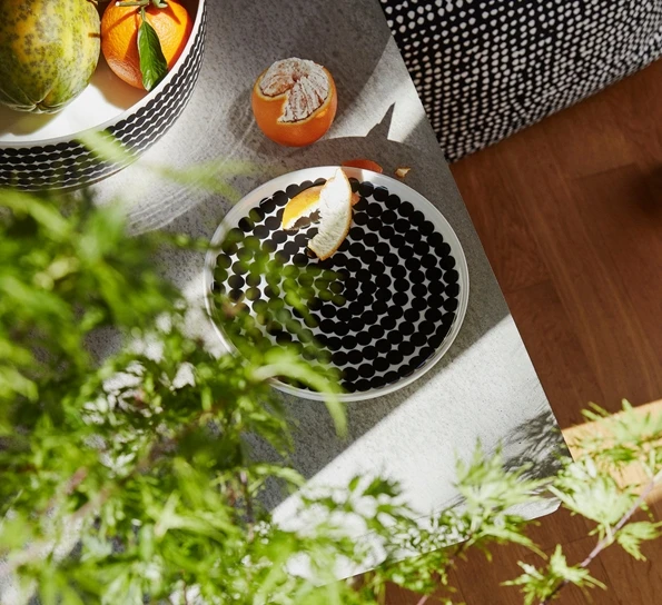 Marimekko Oiva Siirtolapuutarha Asjett 20 Cm. Hvit Sort 4 Marimekko Oiva Siirtolapuutarha Asjett 20 Cm. Hvit Sort - Bilde 2