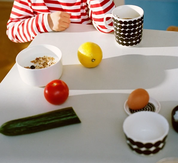 Marimekko Oiva Siirtolapuutarha Asjett 13,5 Cm Hvit Sort 4 Marimekko Oiva Siirtolapuutarha Asjett 13,5 Cm Hvit Sort - Bilde 2